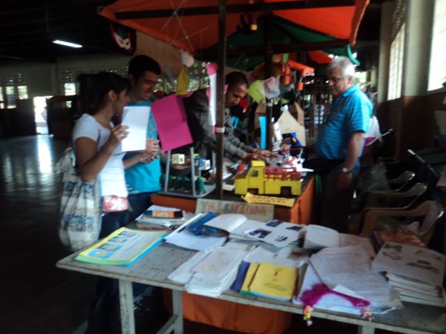 ASISTENTES AL EVENTO, OBSERVANDO NUESTRO TOLDO.